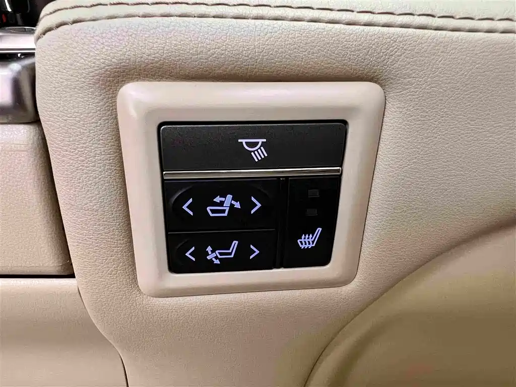 Toyota Alphard — фото 18