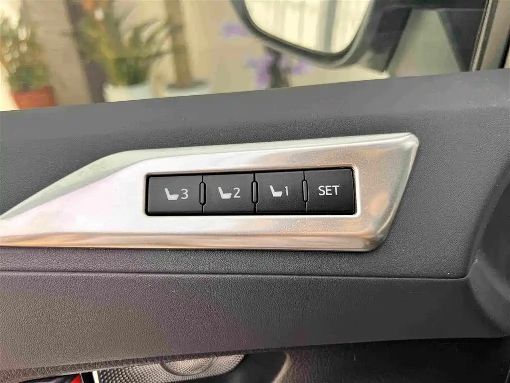 Toyota Alphard — фото 21