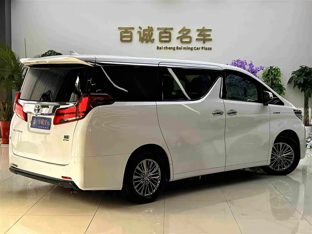 Toyota Alphard — фото 5