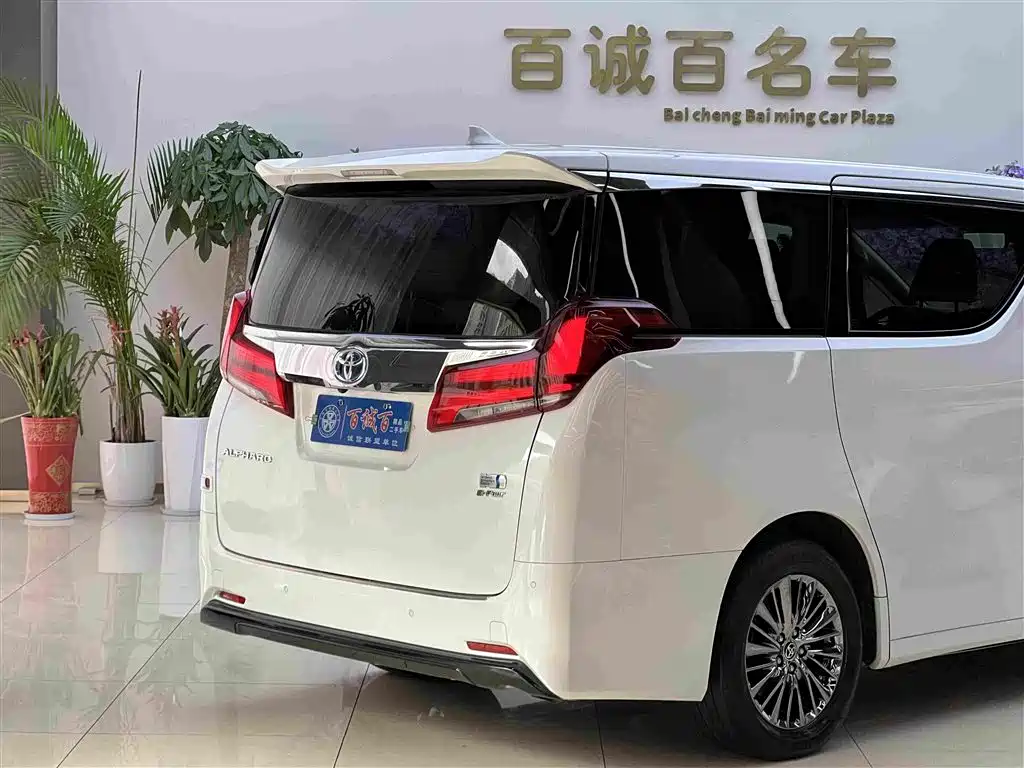 Toyota Alphard — фото 6
