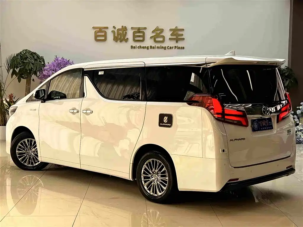 Toyota Alphard — фото 7