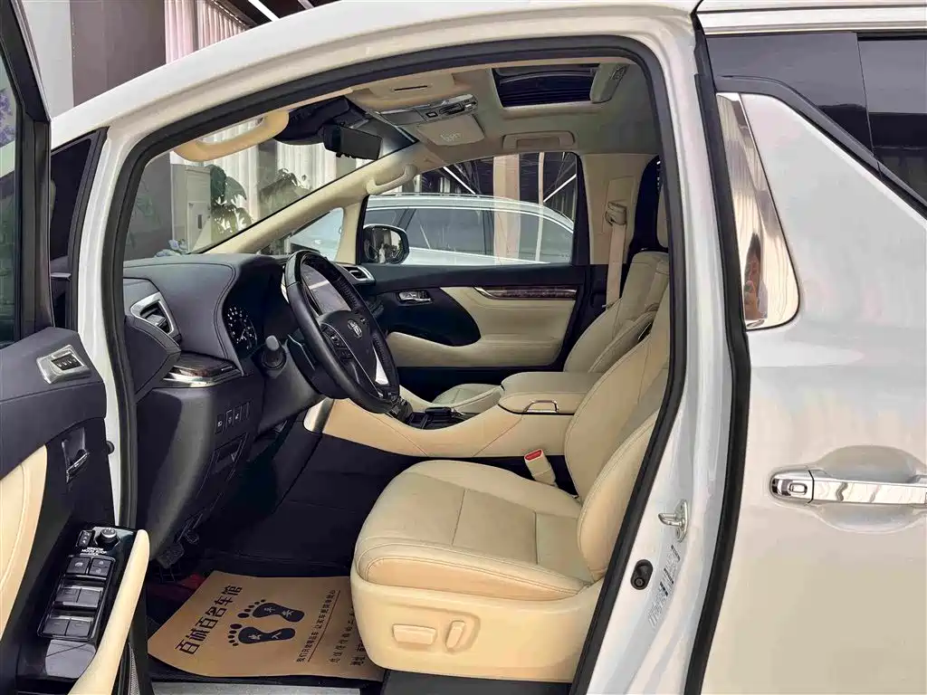 Toyota Alphard — фото 9