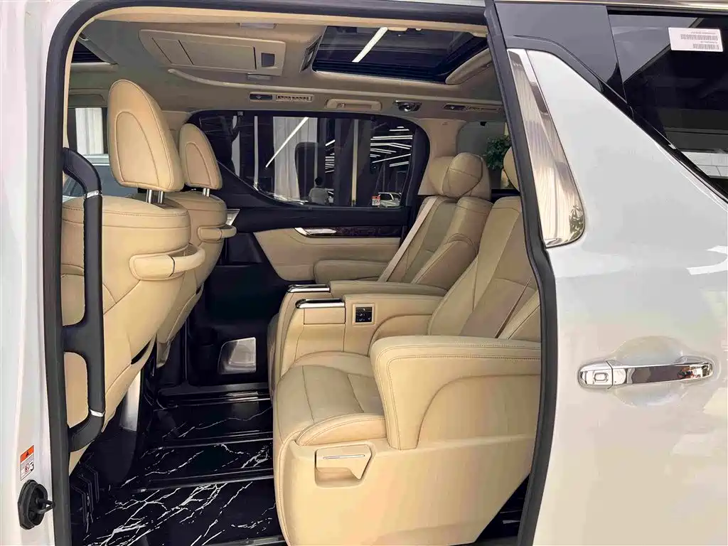 Toyota Alphard — фото 10