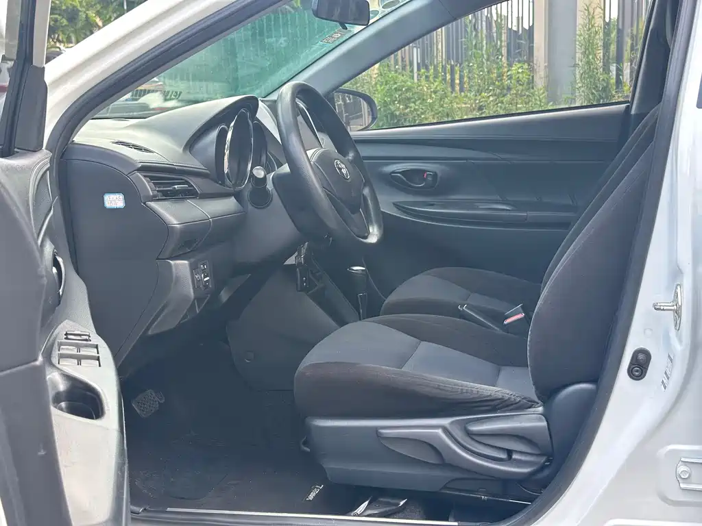 Toyota Yaris L — фото 3