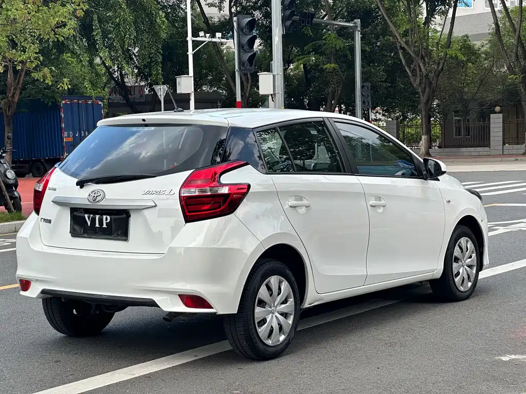 Toyota Yaris L — фото 7