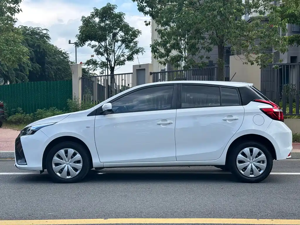 Toyota Yaris L — фото 8