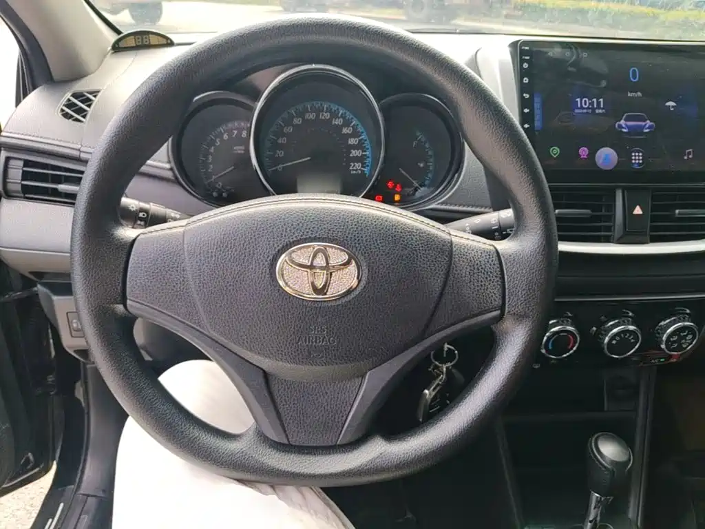 Toyota Yaris L — фото 11
