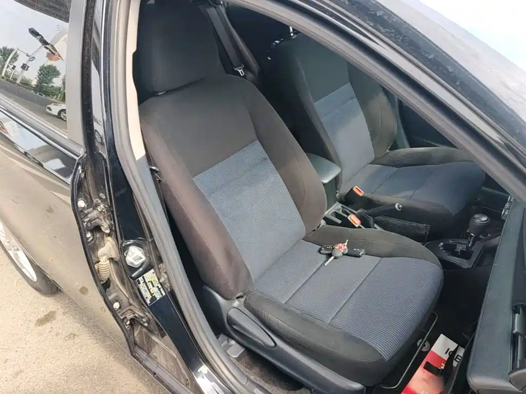 Toyota Yaris L — фото 25