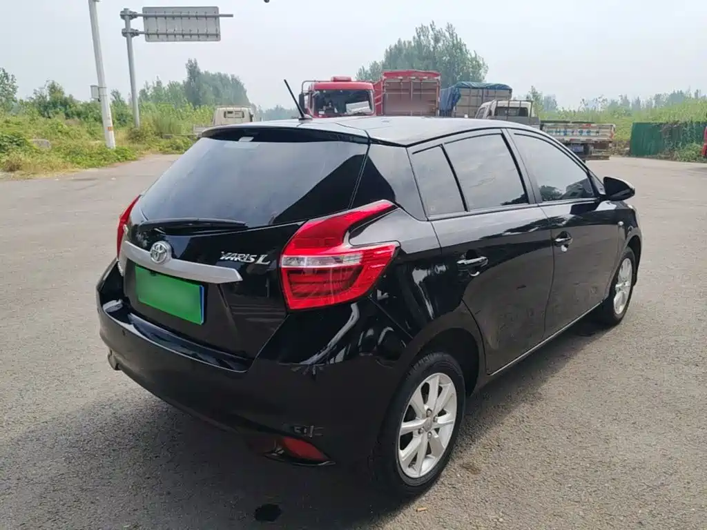 Toyota Yaris L — фото 7