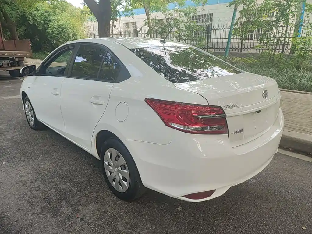 Toyota Vios — фото 5