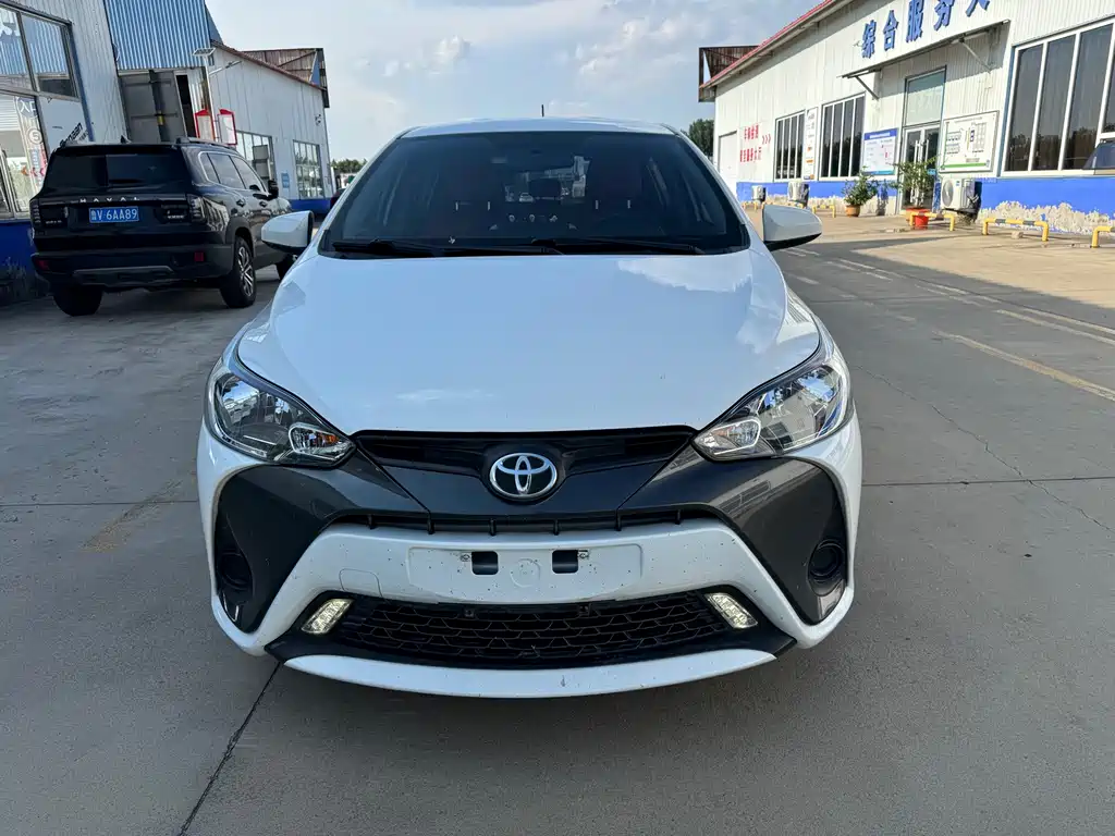 Toyota Yaris L — фото 2