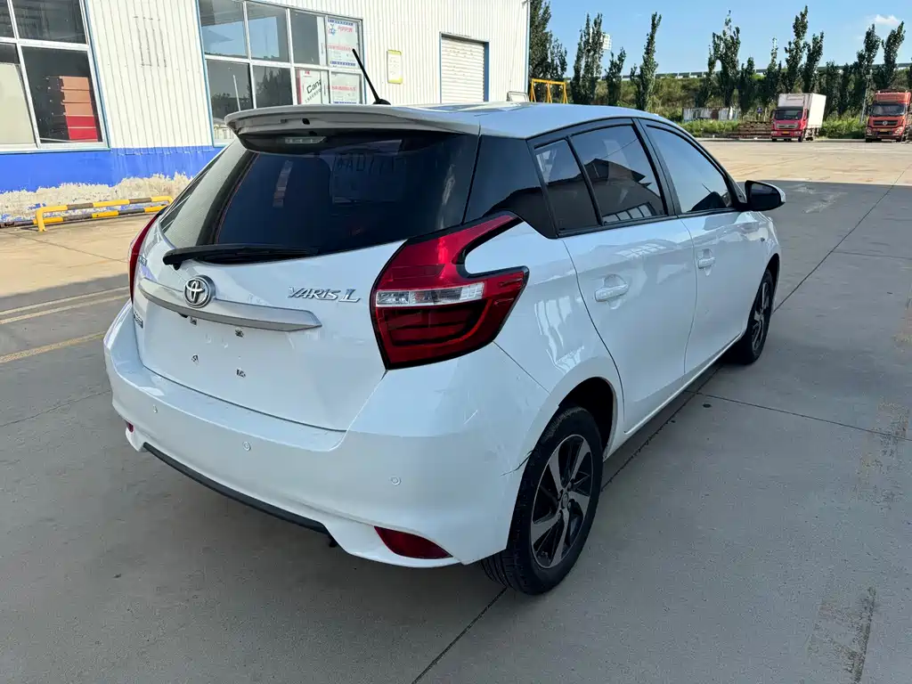 Toyota Yaris L — фото 10