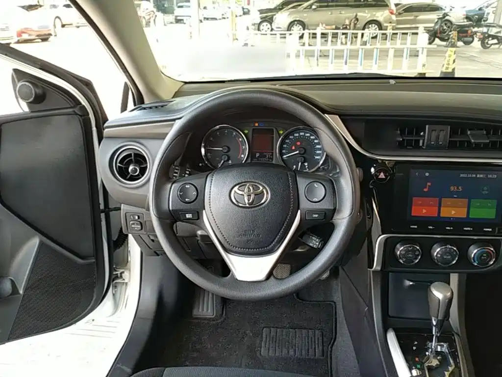 Toyota Corolla — фото 11