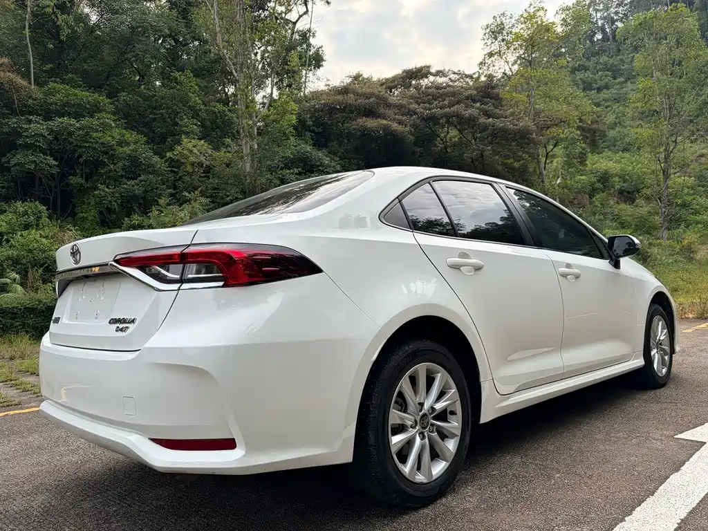 Toyota Corolla — фото 9