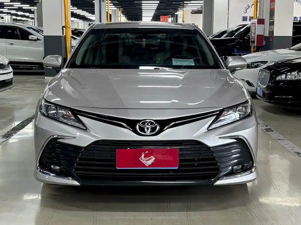 Toyota Camry — фото 2