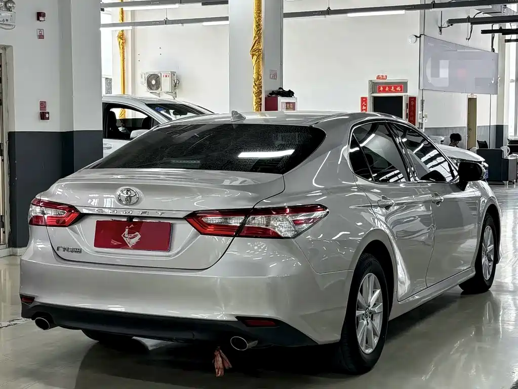 Toyota Camry — фото 9