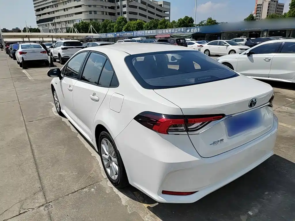 Toyota Corolla — фото 5