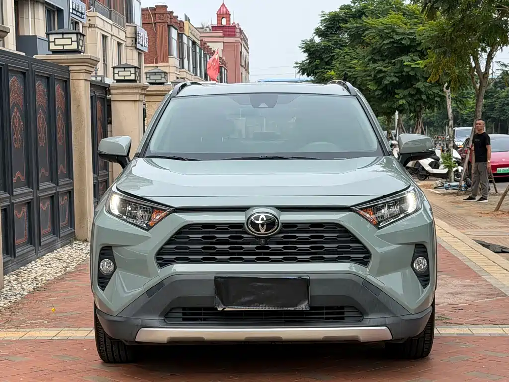 Toyota RAV4 — фото 2