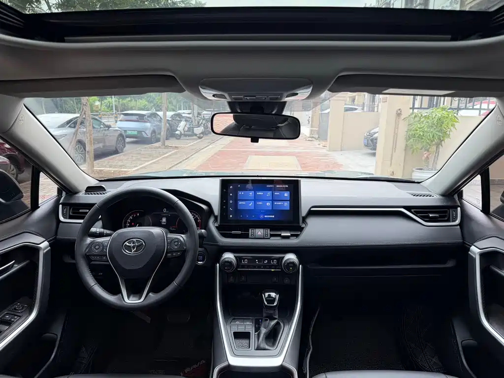 Toyota RAV4 — фото 5