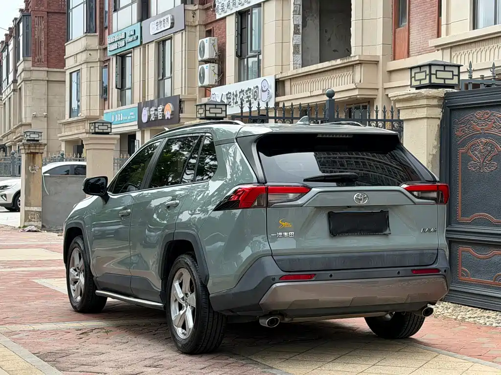 Toyota RAV4 — фото 7