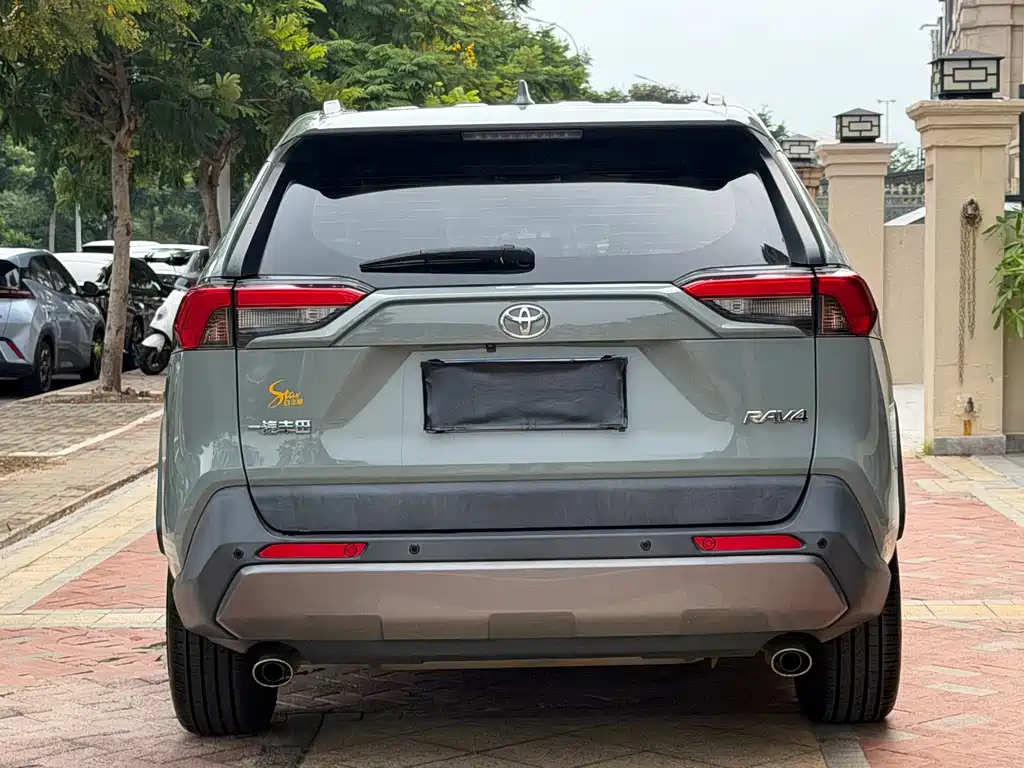 Toyota RAV4 — фото 8