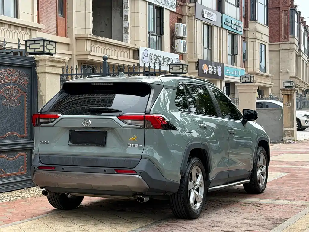 Toyota RAV4 — фото 9
