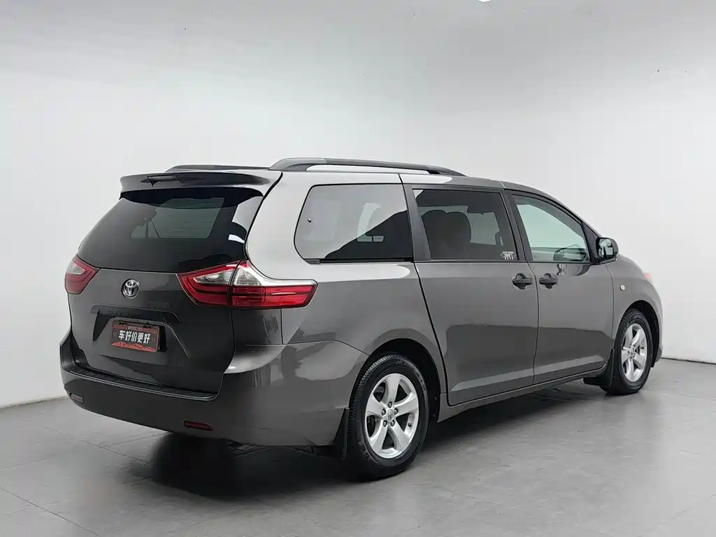 Toyota Sienna — фото 2