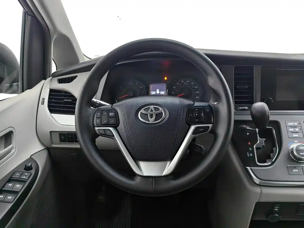 Toyota Sienna — фото 14