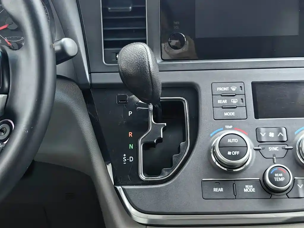 Toyota Sienna — фото 15