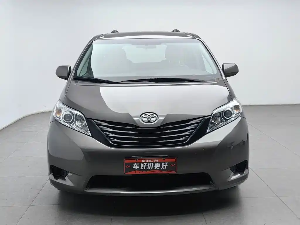 Toyota Sienna — фото 3