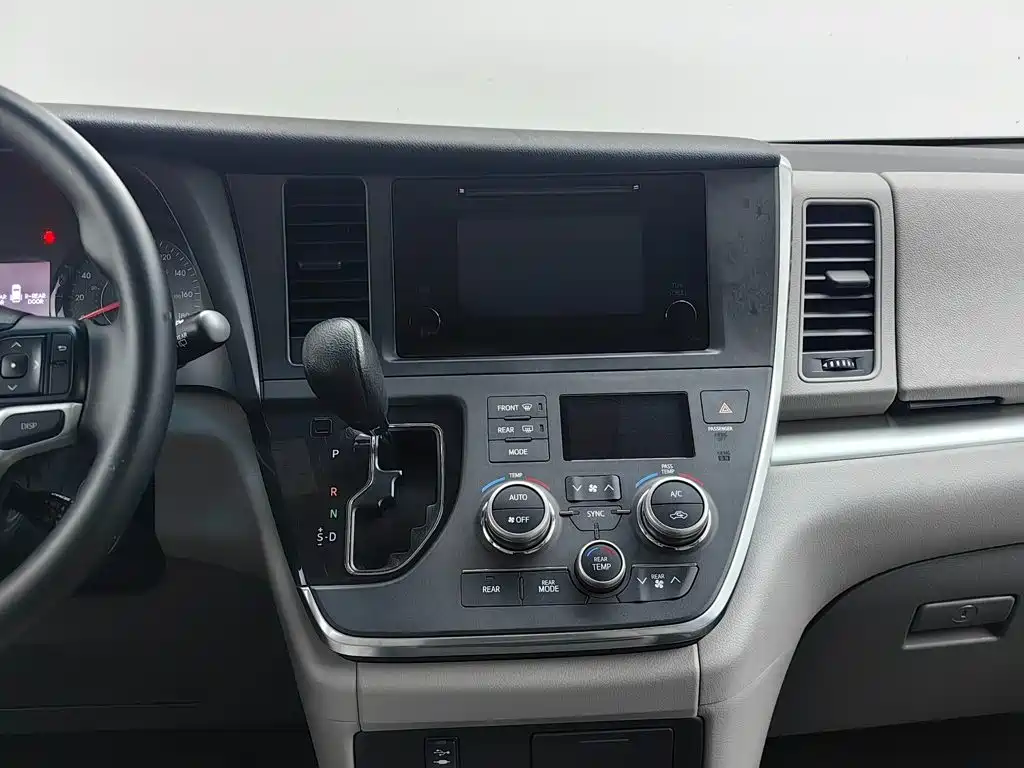 Toyota Sienna — фото 22
