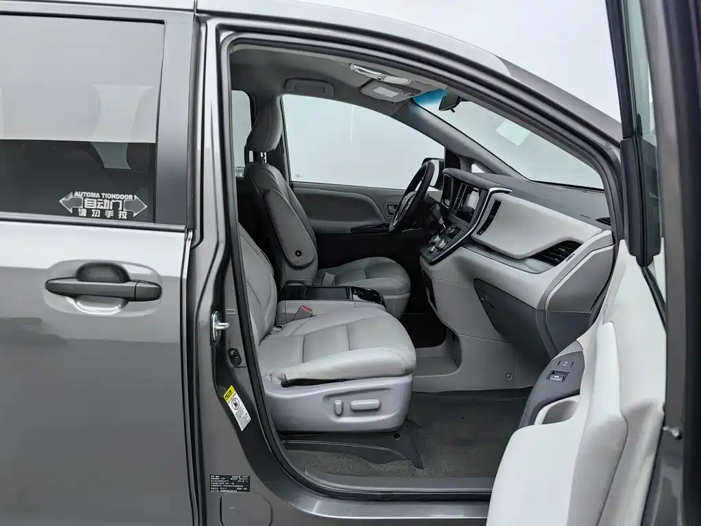 Toyota Sienna — фото 23