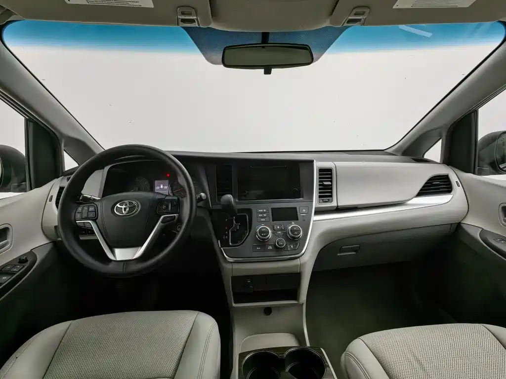 Toyota Sienna — фото 25