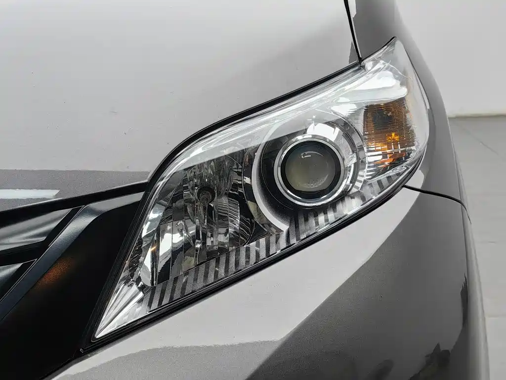Toyota Sienna — фото 5