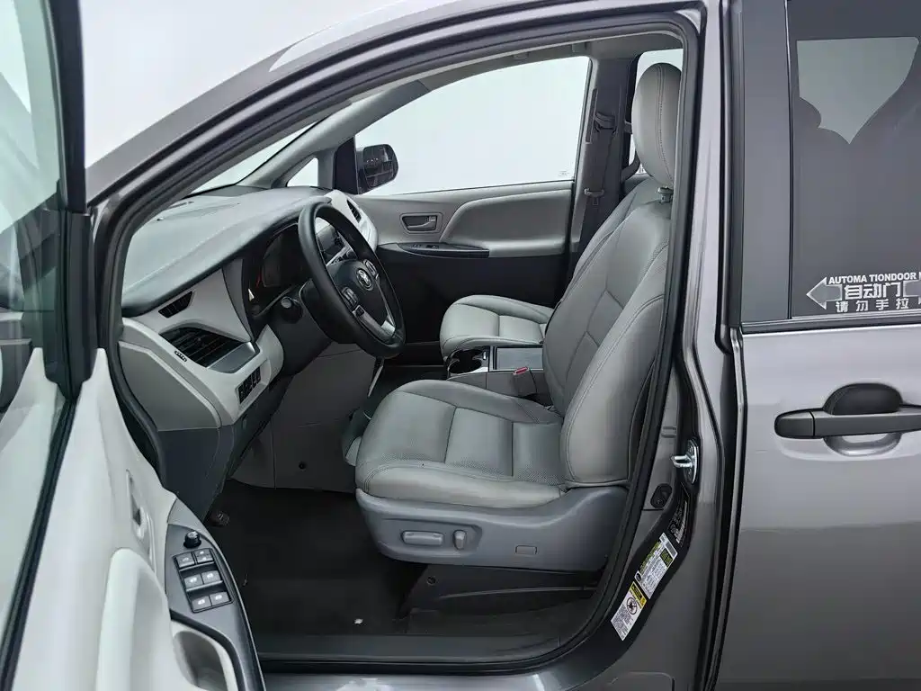 Toyota Sienna — фото 8