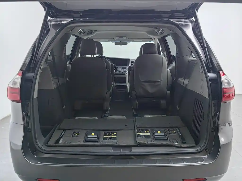 Toyota Sienna — фото 10
