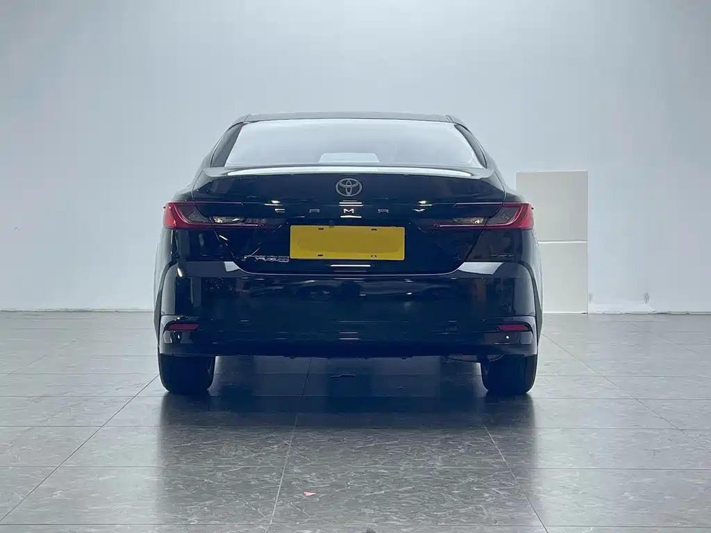 Toyota Camry — фото 5