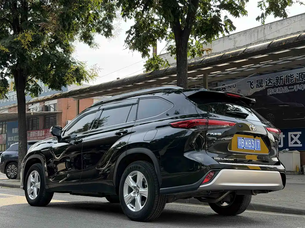 Toyota Highlander — фото 11