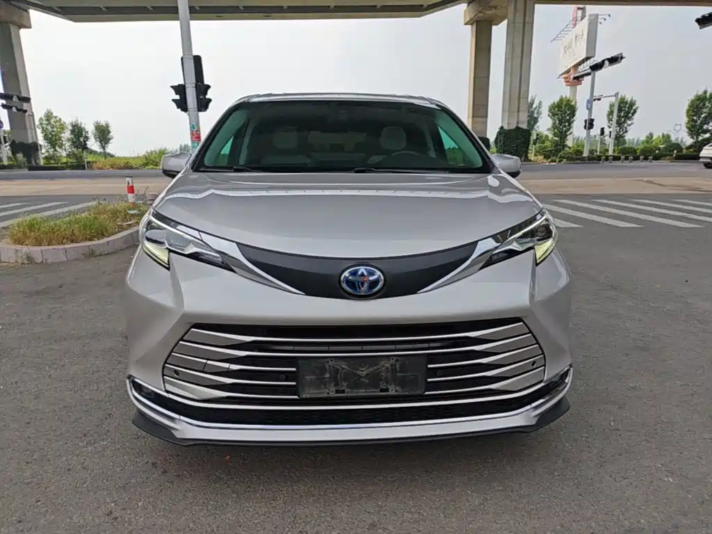 Toyota Sienna — фото 3