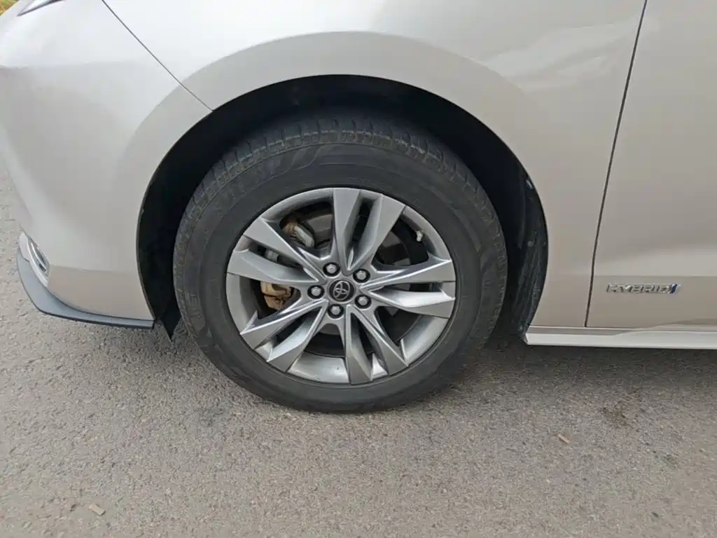 Toyota Sienna — фото 23
