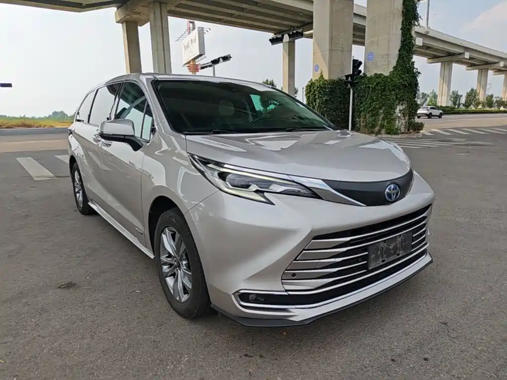 Toyota Sienna — фото 4