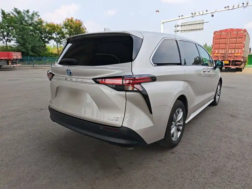 Toyota Sienna — фото 7