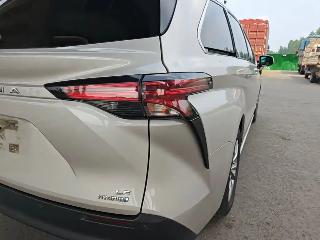 Toyota Sienna — фото 8
