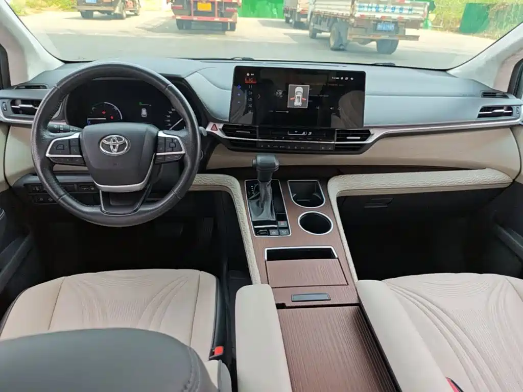 Toyota Sienna — фото 10