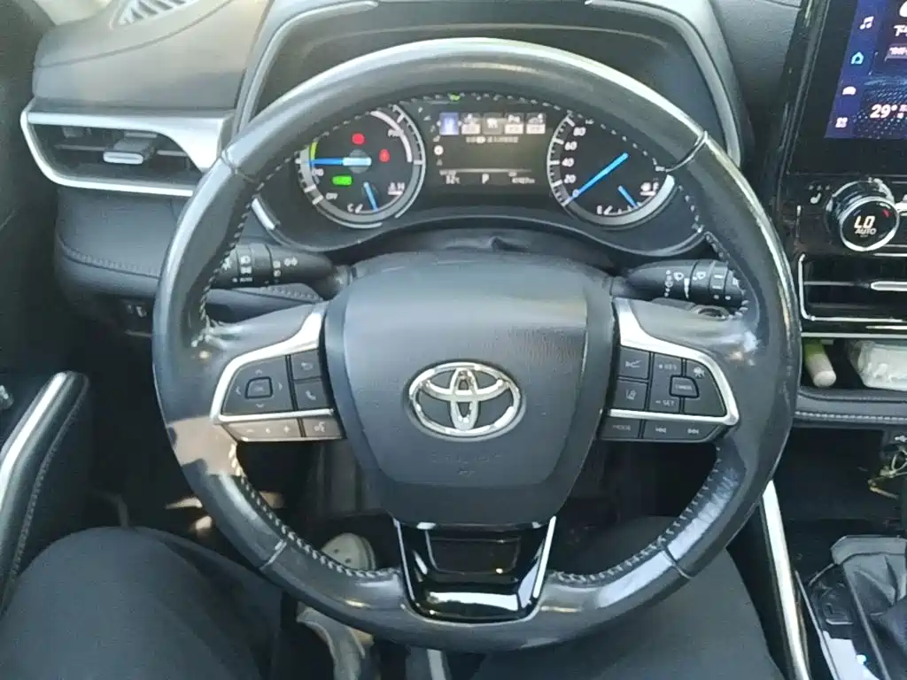 Toyota Highlander — фото 11