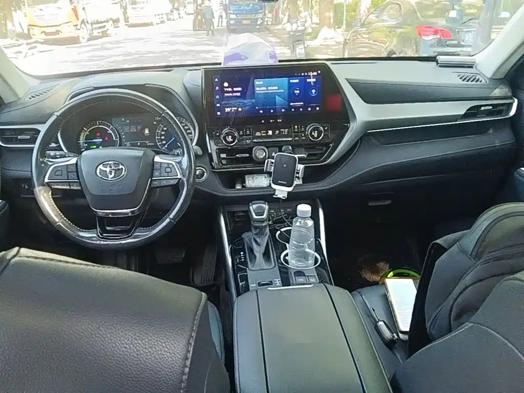 Toyota Highlander — фото 10