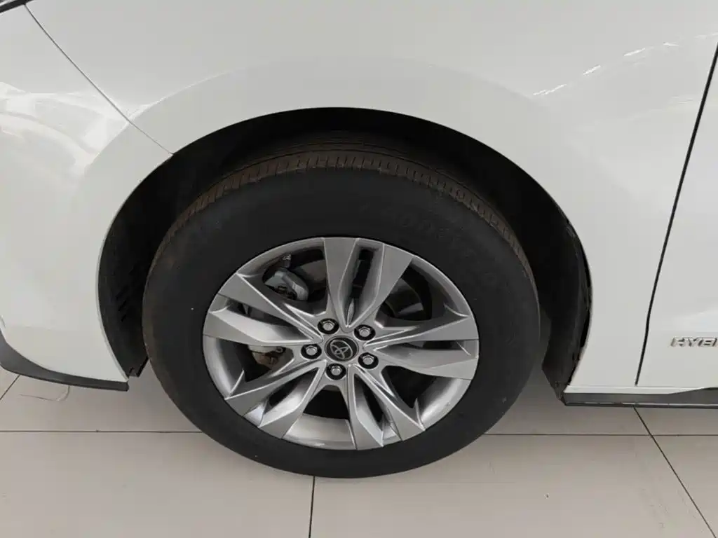 Toyota Sienna — фото 23
