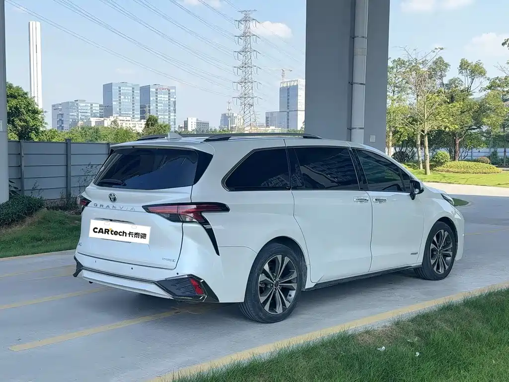Toyota Granvia — фото 2