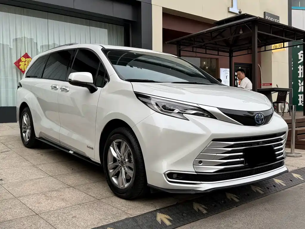 Toyota Sienna — фото 3