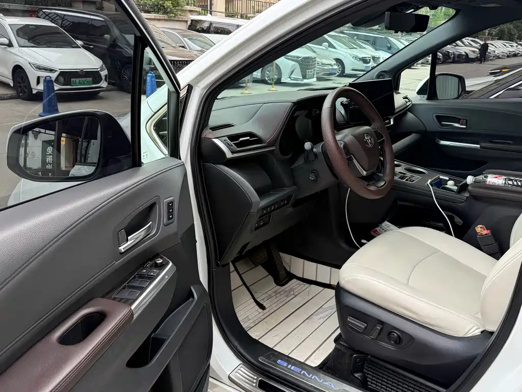 Toyota Sienna — фото 4